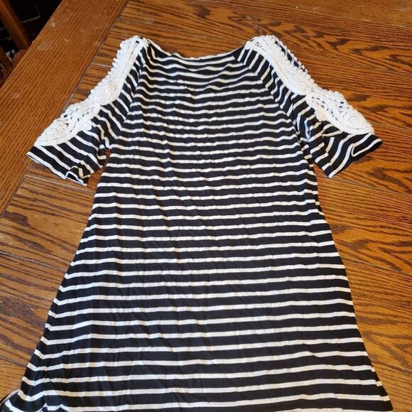 Soft Surroundings black&white cold shoulder croche - Picture 4 of 4